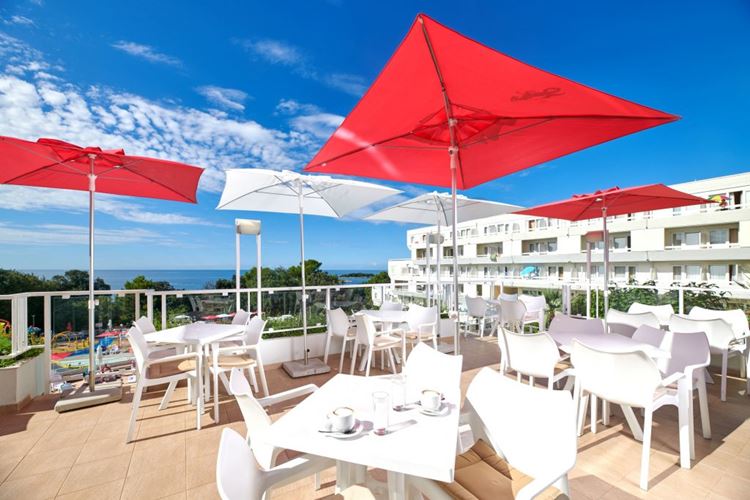Hotel_Delfin_Plava_Laguna_2020_Restaurants_And_Bars_Lobby_Bar-4-1024x683