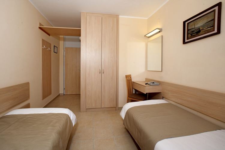 Hotel_Delfin_Plava_Laguna_Economy_room_E2-1-1024x683