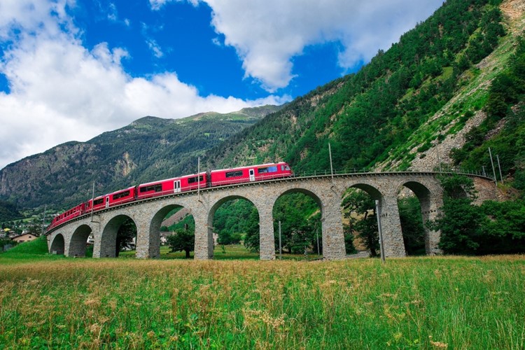 Od jezer a palem Bernina Expressem do Alp
