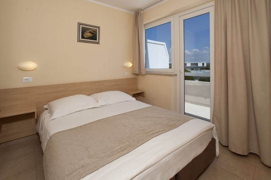 Hotel_Delfin_Plava_Laguna_Classic_Family_room_with_balcony_sea_side_C4BN-2-1024x683