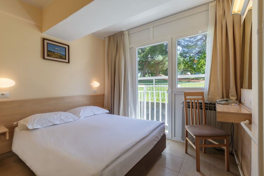 Hotel_Delfin_Plava_Laguna_Classic_room_with_balcony_french_bed_C2BF-2-1024x683