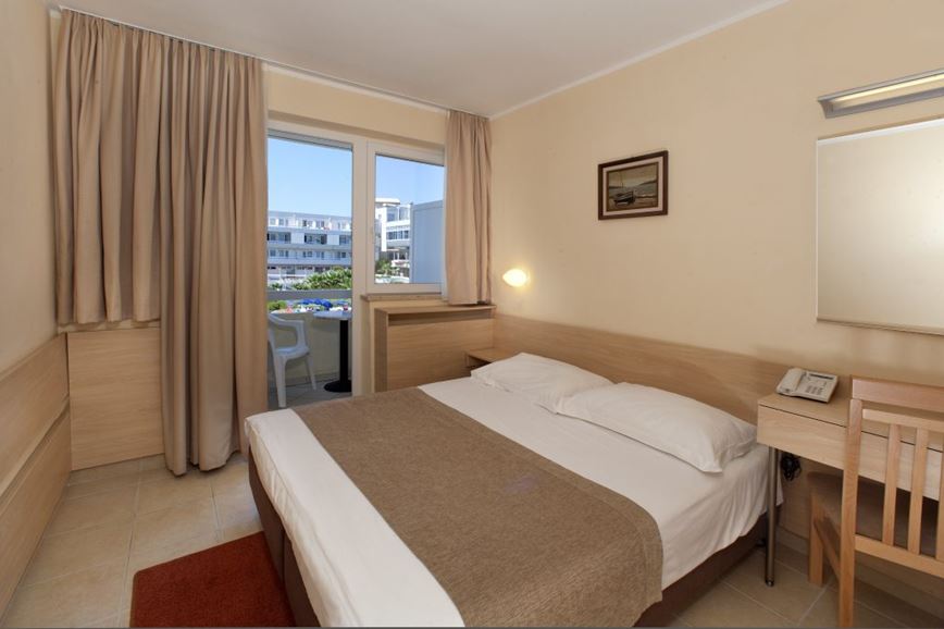 Hotel_Delfin_Plava_Laguna_Classic_room_with_balcony_sea_side_C2BN-5-1024x683